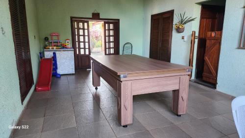 Salto House | Área de Lazer com quartos e cozinha aberta na Chácara Refrigerio