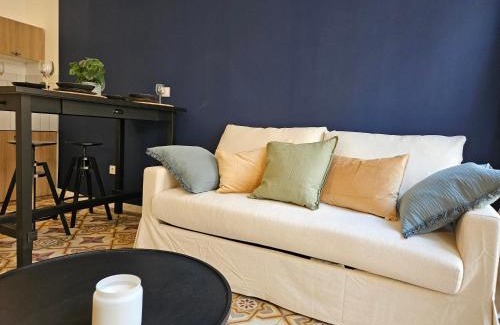 Nimes City Centre Apartment | Évasion bleue, balcon ensoleillé