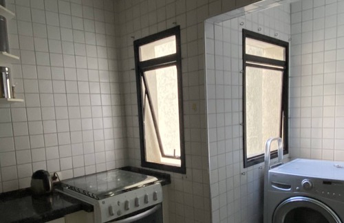 Vila Julia Apartment | Ótimo Apartamento Começo da Enseada ao Lado do Mercado Pão de Açúcar,