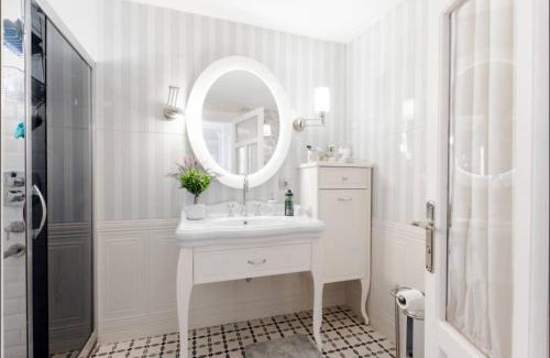 Konak Apartment | Ödüllü Tarihi Rum Evi Teraslı