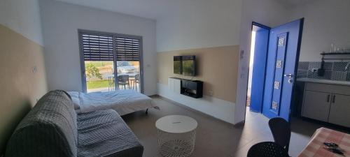 Ma'ayan Baruch Cabin | כחול ולבן