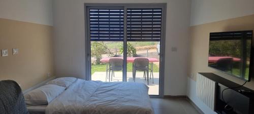 Ma'ayan Baruch Cabin | כחול ולבן