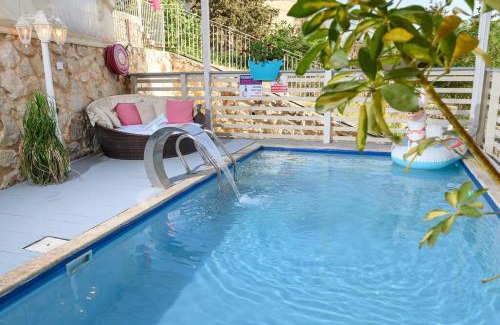 Metula Villa | שקד באופק - וילה מקסימה עם 2 בריכות וג'קוזי מול החרמון