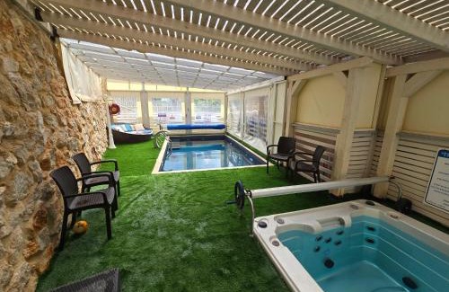 Metula Villa | שקד באופק - וילה מקסימה עם 2 בריכות וג'קוזי מול החרמון