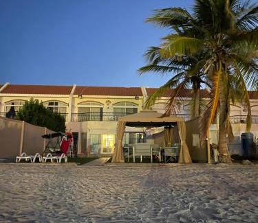 Durrat Al-Arous Villa | درة العروس فيلا البيلسان الشاطي الازرق