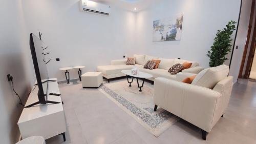 Al Wahah Apartment | شقة صالة وثلاث غرف وغرفة عاملة