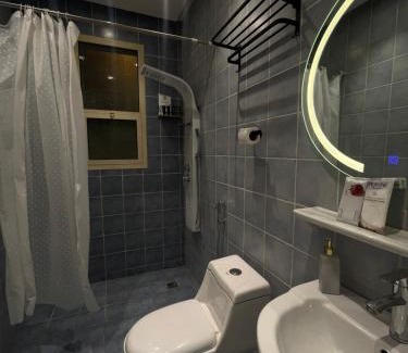 Al Izdihar Apartment | شقة غرفه وصاله بتصميم مودرن وفندقي