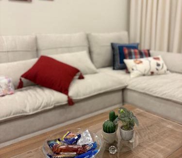 Al Kura Apartment | شقه فاخره بأثاث مريح غرفة نوم وصاله