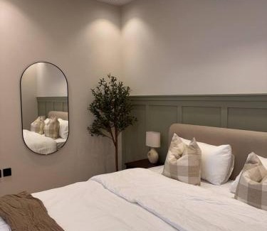 Riyadh Apartment | غرفة على الطراز الريفي