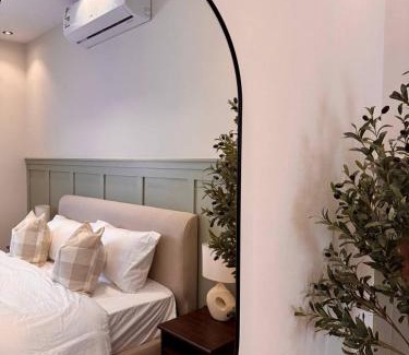 Riyadh Apartment | غرفة على الطراز الريفي