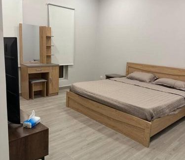Al Hofuf Apartment | غرفة نوم خلف بلك كوفي