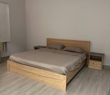 Al Hofuf Apartment | غرفة نوم خلف بلك كوفي