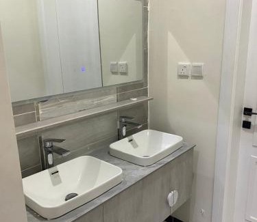 Al Kura Apartment | غرفة وصالة فندقية فاخرة