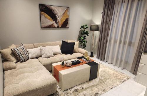 Al Wahah Apartment | مسكن فاخر غرفتي جلوس ونوم بسندس