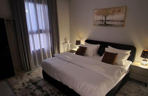 Al Wahah Apartment | مسكن فاخر غرفتي جلوس ونوم بسندس