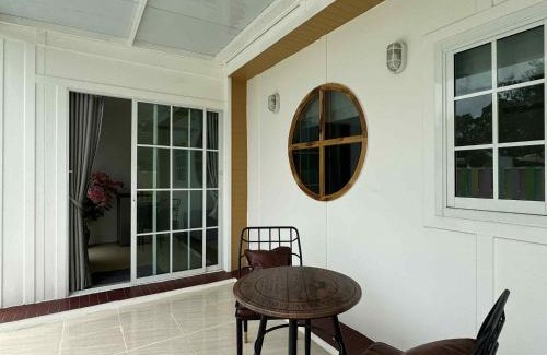 Phan Thong Villa | บ้านสวนแสงหล้า วิลล่า รีสอร์ท