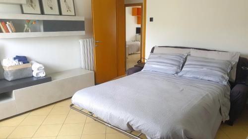 Imola Apartment | ᑢᗩSᗩ ᘻᗩᖴᗩᒪᗪᗩ zona stazione - teatro - centro con parcheggio interno