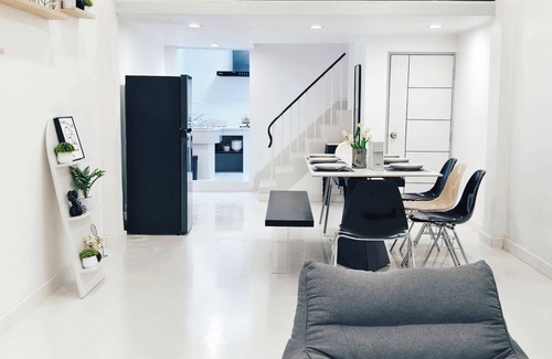 Silom House | 曼谷市中心 2分钟抵达silom mrt和bts 公共交通出行方便 5房5床11人 朱拉医院 尚泰Silom lumpini park bnh医院 曼谷一号