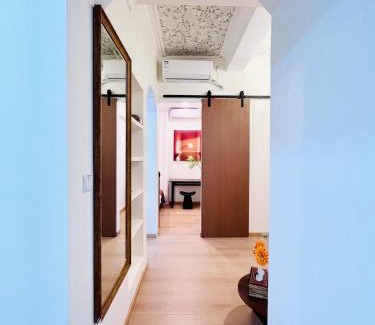 Shanghai Apartment | 梧舍壹号 外滩百年公寓B&B -Riverside Grace Suites on the bund and metro station