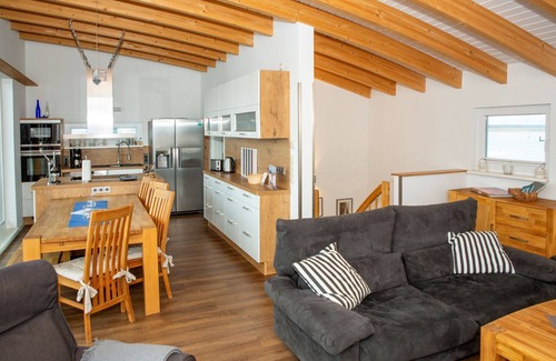 Kroeslin Boat Rental | 03. floating houses (105 m²) Hero - Floating house no. 7 with fireplace and pet