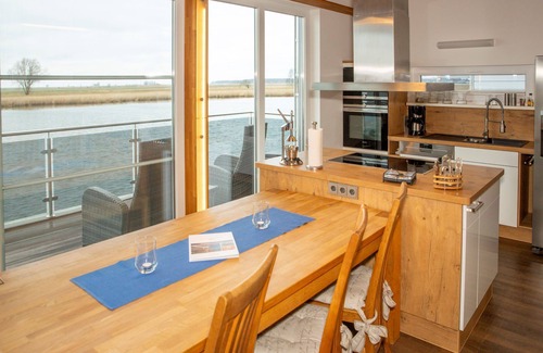 Kroeslin Boat Rental | 03. floating houses (105 m²) Hero - Floating house no. 7 with fireplace and pet