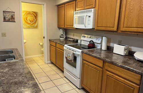 Lorain Apartment | #05 Charming 2-bedroom apartment in Lorain with AC, WiFi