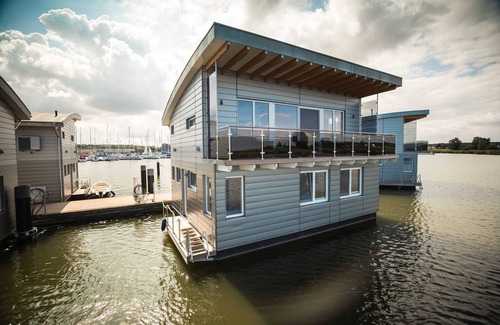 Kroeslin House | 09. floating houses (140 m²) Wotan - Floating house no. 12 Wotan with fireplace and