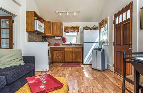 South Redondo Cottage | 1 1/2 blocks to the Beach