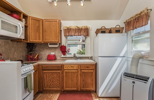 South Redondo Cottage | 1 1/2 blocks to the Beach
