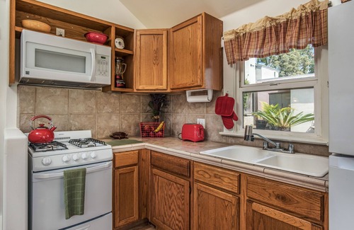 South Redondo Cottage | 1 1/2 blocks to the Beach