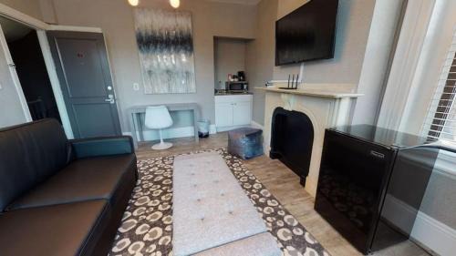 Bay Village Apartment | 1-31 Excellent Location, Walk Everywhere Sleeps 3