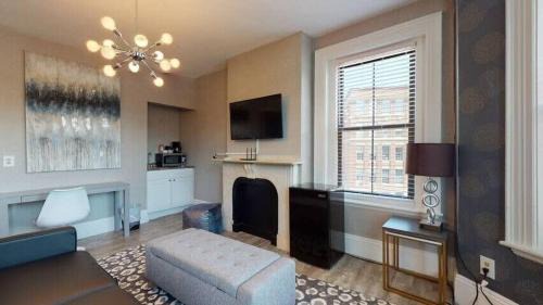 Bay Village Apartment | 1-31 Excellent Location, Walk Everywhere Sleeps 3
