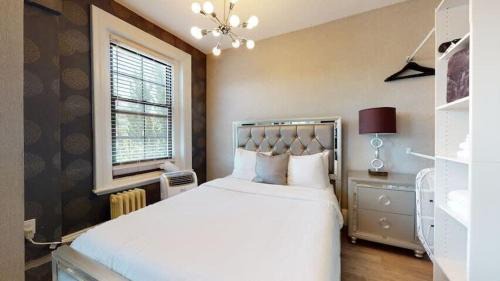 Bay Village Apartment | 1-31 Excellent Location, Walk Everywhere Sleeps 3