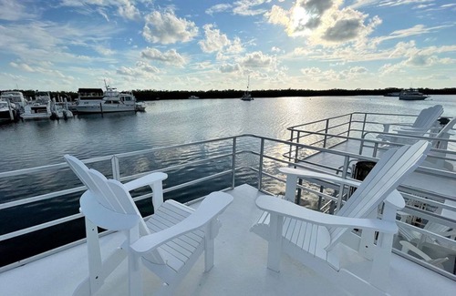 Tavernier Boat Rental | 1.5 Bedroom, 1 bath with back deck. Pet friendly with 2 Queen and 2 twin beds.