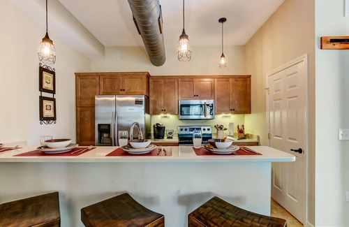 Springfield Condo | 1.5 Miles to EverBank Stadium |BBQ, Firepit |