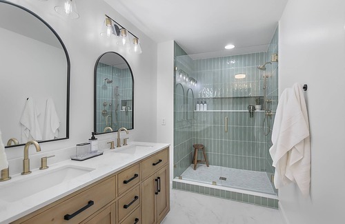 Alabaster House | 1.5 miles to shops & interstate! Family friendly modern townhouse.