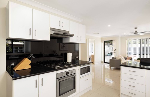 Sunnybank Apartment | 1 Bdr Apt! Clean with 2 Parking Spaces! 1144D1