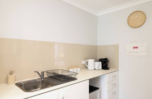 Rocklea Apartment | 1 Bdr Apt! Next to Park! Clean and Peaceful! 373B1