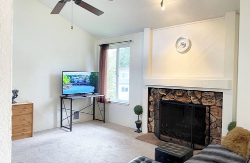 Totem Lake Condo | 1 Bed/1 Bath Condo with Private Deck