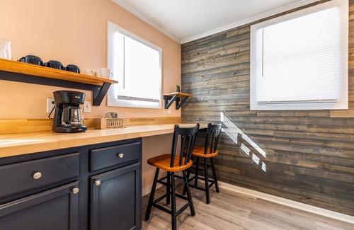 Dubuque House | 1 Bed/1Bath House-North End DBQ-Near John Deere
