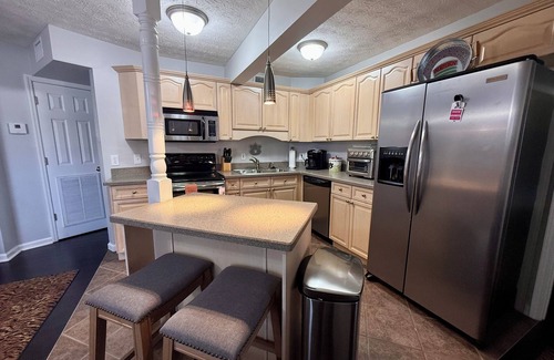 Auburn Condo | 1 Bed & 2 Bath Condo Directly Across from Jordan-Hare Stadium + Parking Pass!