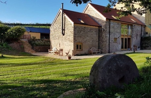 Usk Cottage | 1 bed Barn, open living space , pet friendly, rural, with easy access from M4nnn