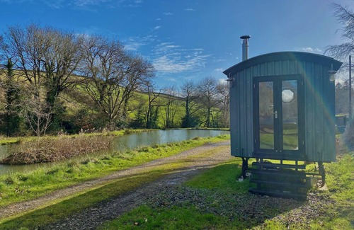 Horns Cross Cabin | 1 Bed Cabin - Sleeps 2 - HotTub - Parking - Garden