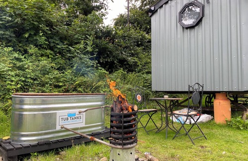 Horns Cross Cabin | 1 Bed Cabin - Sleeps 2 - HotTub - Parking - Garden