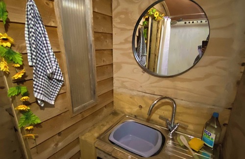 Horns Cross Cabin | 1 Bed Cabin - Sleeps 2 - HotTub - Parking - Garden