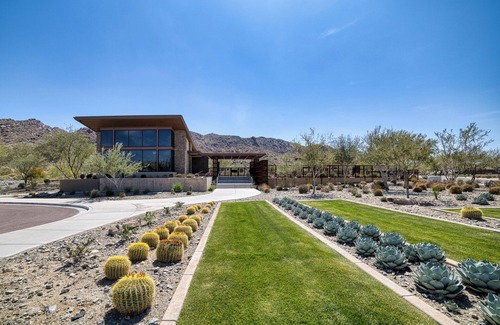 South Mountain Apartment | 1 bed -gated community, Gym, pool near downtown Phx, mountain view