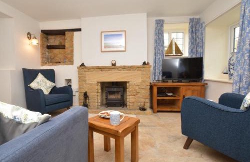 West Compton House | 1 Bed in Uploders DC085