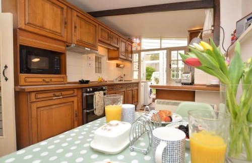 West Compton House | 1 Bed in Uploders DC085