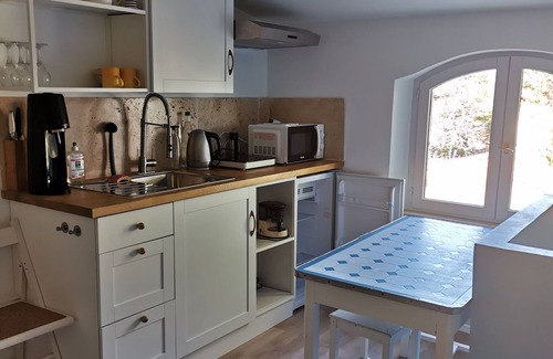 La Roque-d'Antheron Apartment | 1 Bedroom Apartment in La Roque-d'Anthéron