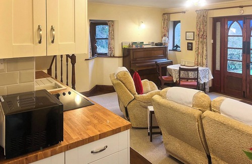 New Forest District Cottage | 1 bedroom accommodation in Bransgore, near Christchurch